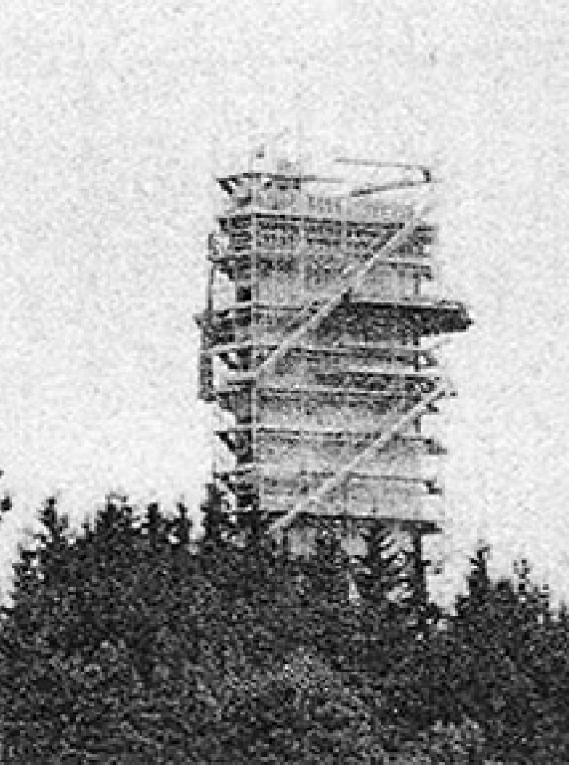 schwarz-weiss-Bild Bauprojekt Richtstrahlantenne
